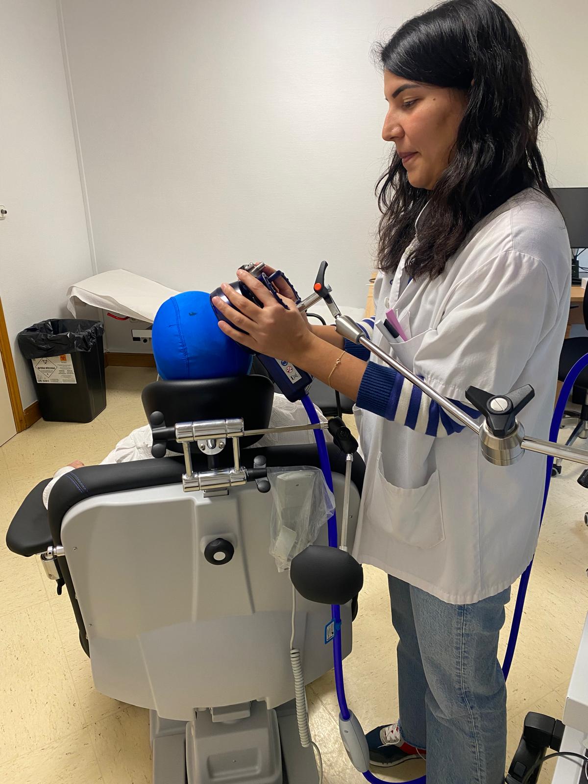 Dr. Öznur Buran mit TMS-Gerät